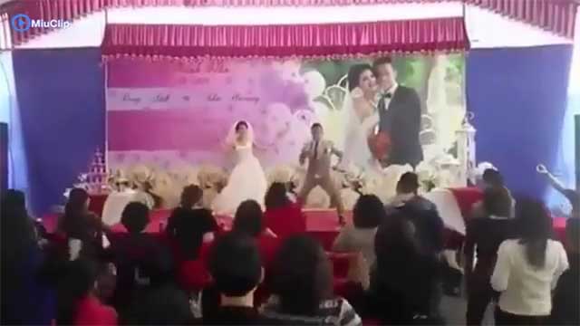 Đám cưới có 1 không 2: Cô dâu chú rể nhảy zumba cực chất