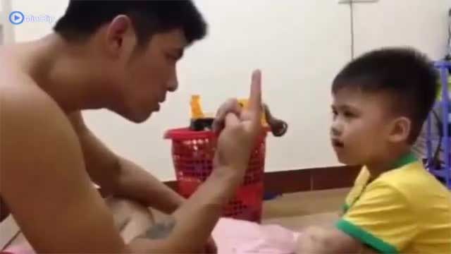 Clip bố dạy Toán cho con trai khiến dân mạng cười nghiêng ngả