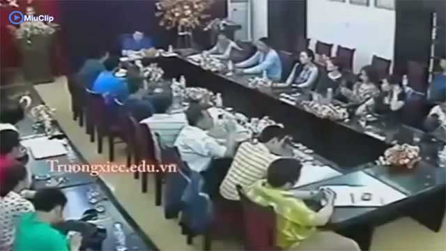 Hiệu trưởng bị giáo viên cầm cốc ném vào mặt ngay trong cuộc họp