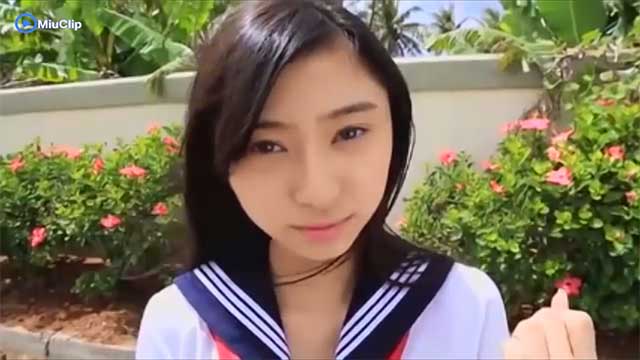 Đi học về, nữ sinh cởi áo