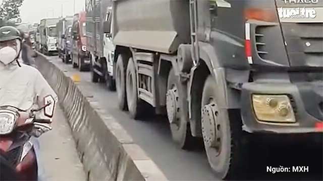 Quá»‘c lá»™ 51 káº¹t cá»©ng vÃ¬ Ä‘Ã¨n Ä‘á» "Ä‘á»©ng hÃ¬nh", tÃ i xáº¿ chÃ´n chÃ¢n khÃ´ng dÃ¡m vÆ°á»£t
